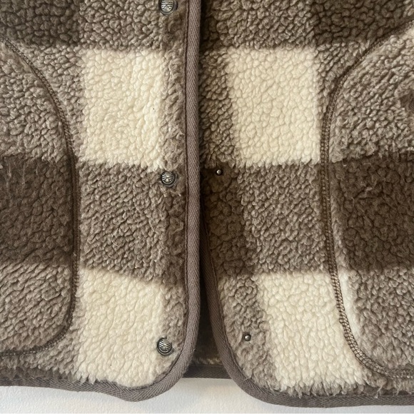 WOOLRICH Sherpa Buffalo plaid vest - Picture 4 of 7